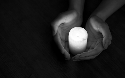 為犧牲的緝毒檢察官祈福